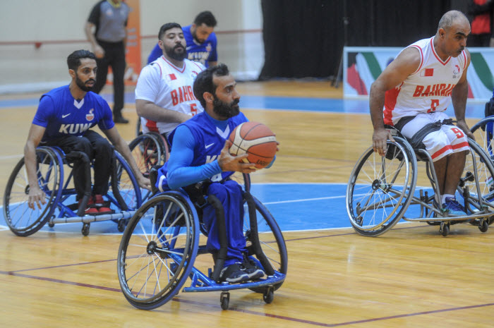 "الأزرق" يفوز على البحرين بافتتاح بطولة الخليج التاسعة لكرة السلة على الكراسي المتحركة